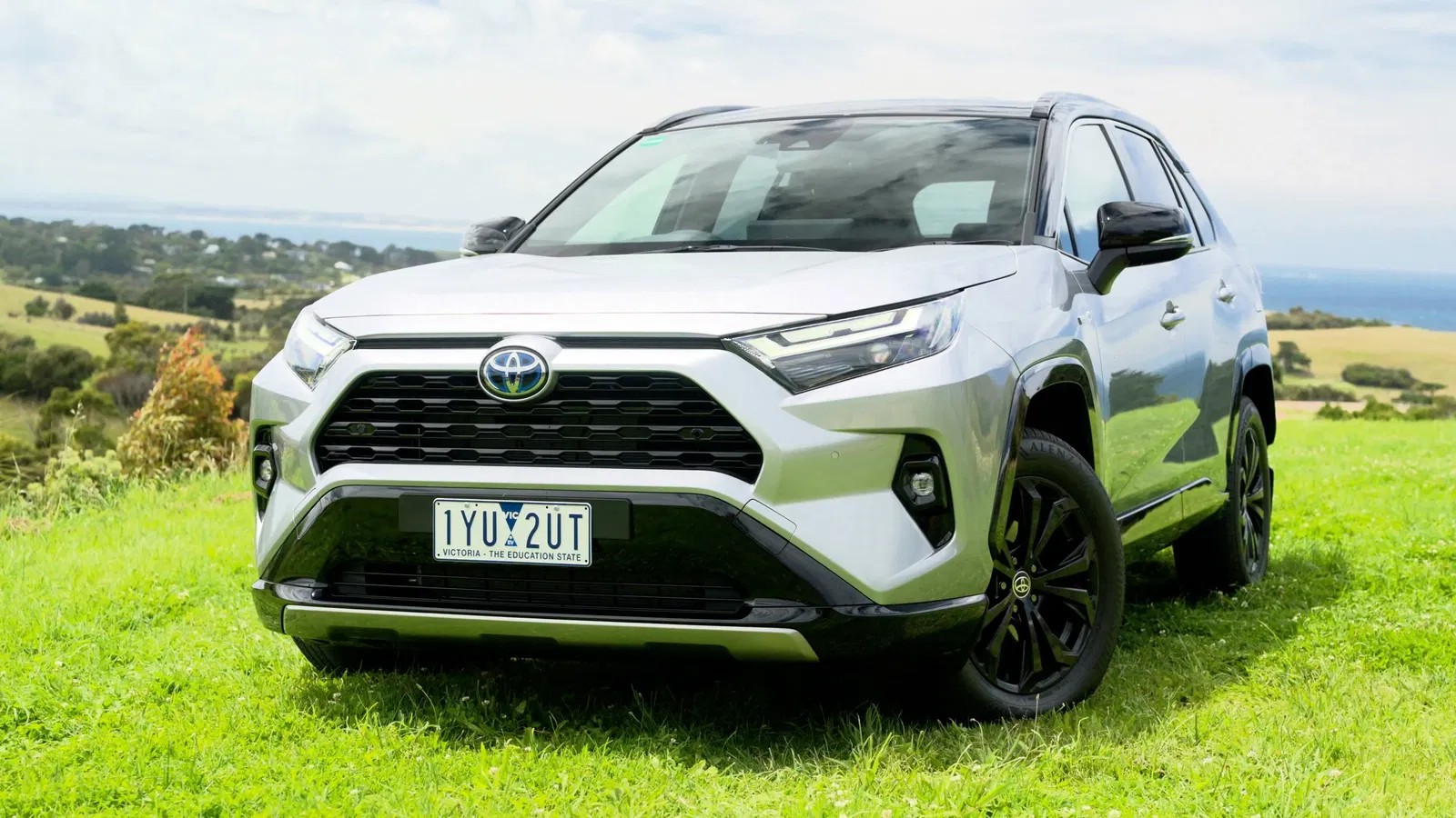 Toyota RAV4 đánh bại Tesla Model Y để giành lại danh hiệu xe bán chạy nhất thế giới