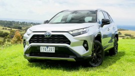 Toyota RAV4 đánh bại Tesla Model Y để giành lại danh hiệu xe bán chạy nhất thế giới