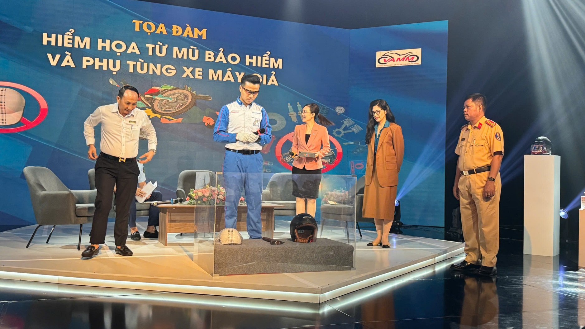 Hiểm họa từ mũ bảo hiểm và phụ tùng xe máy giả