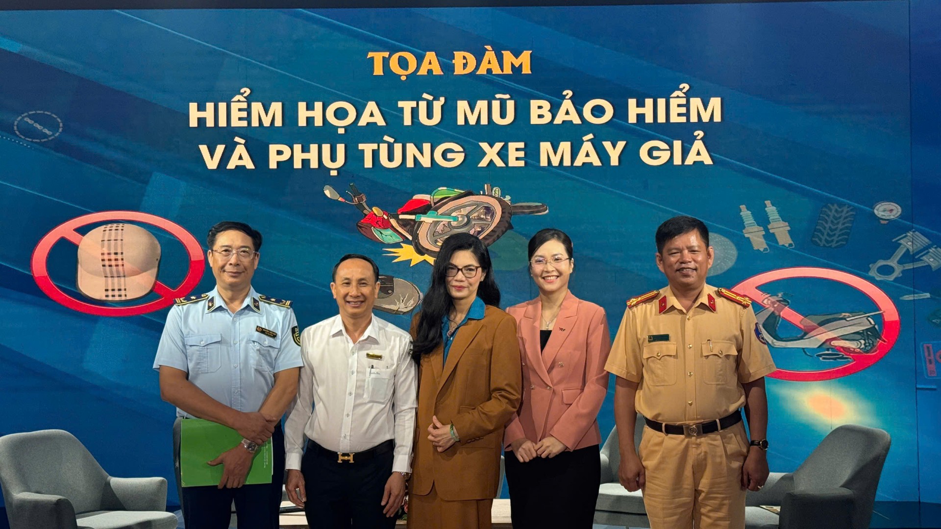 Hiểm họa từ mũ bảo hiểm và phụ tùng xe máy giả