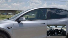 Tesla Model Y tự lái đến nhà khách hàng, thẳng từ bãi xe của nhà máy