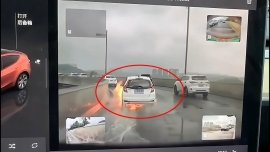 Ô tô Honda Fit bốc cháy chỉ vài giây sau khi đi qua vũng nước sâu