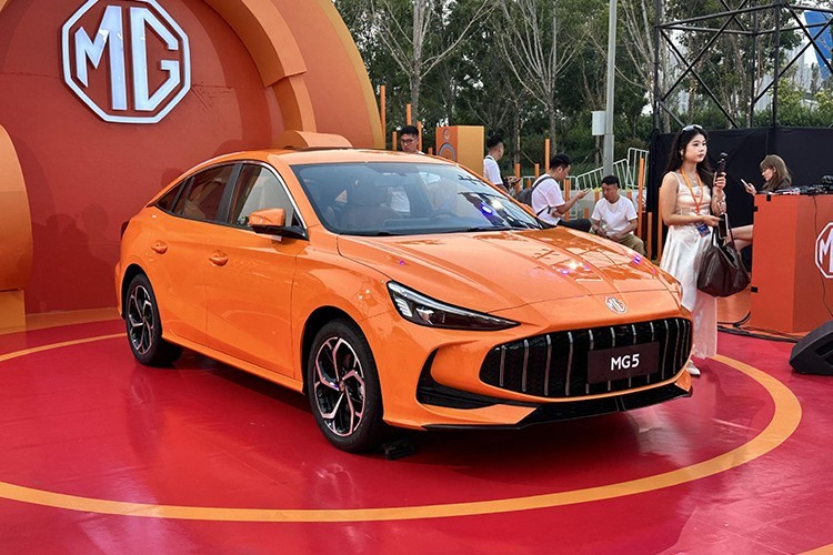 MG5 2026 ra mắt, tích hợp AI, giá quy đổi chỉ từ 218 triệu đồng.