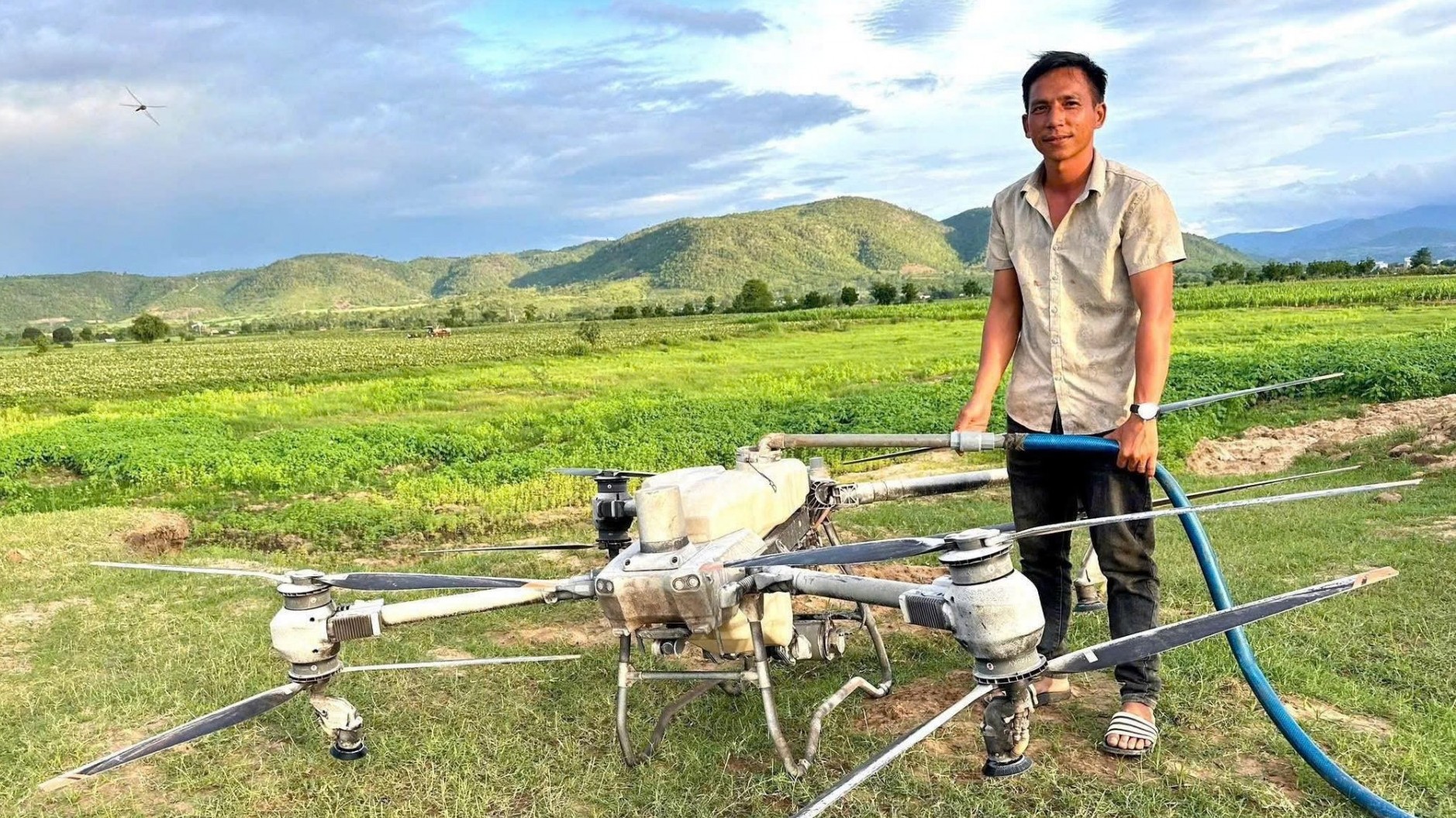 Chân dung người đàn ông dùng drone hạng nặng giải cứu 2 bé mắc kẹt giữa dòng nước xiết