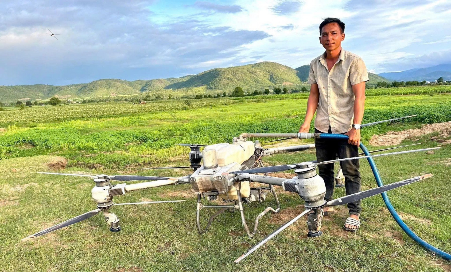 Chân dung người đàn ông dùng drone hạng nặng giải cứu 2 bé mắc kẹt giữa dòng nước xiết