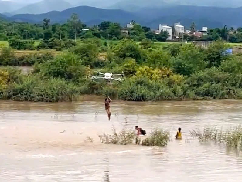 Chân dung người đàn ông dùng drone hạng nặng giải cứu 2 bé mắc kẹt giữa dòng nước xiết