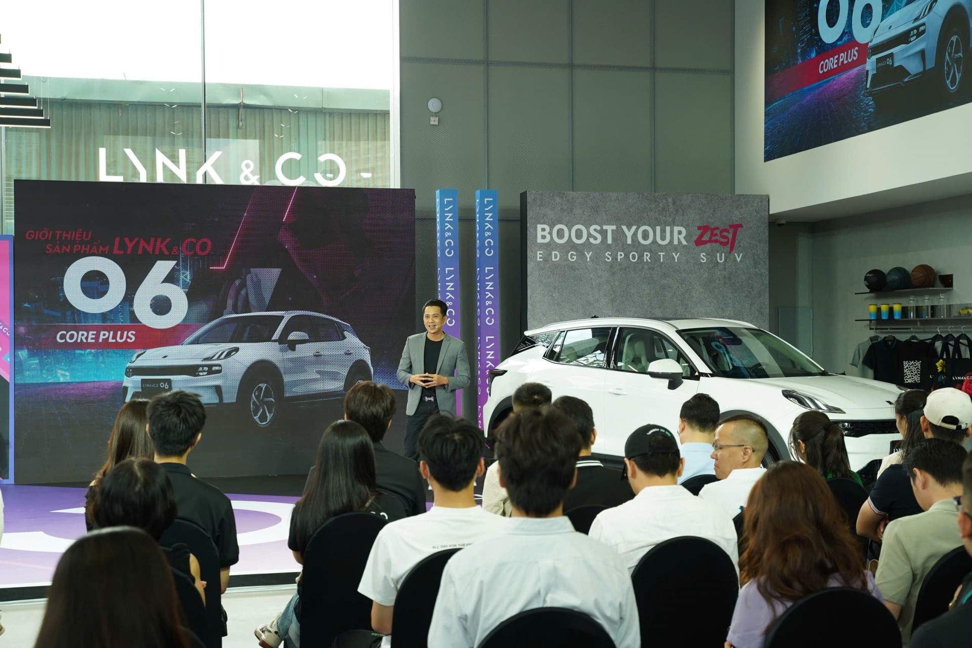 Phiên bản giá rẻ Lynk&Co 06 Core Plus ra mắt với giá 679 triệu đồng