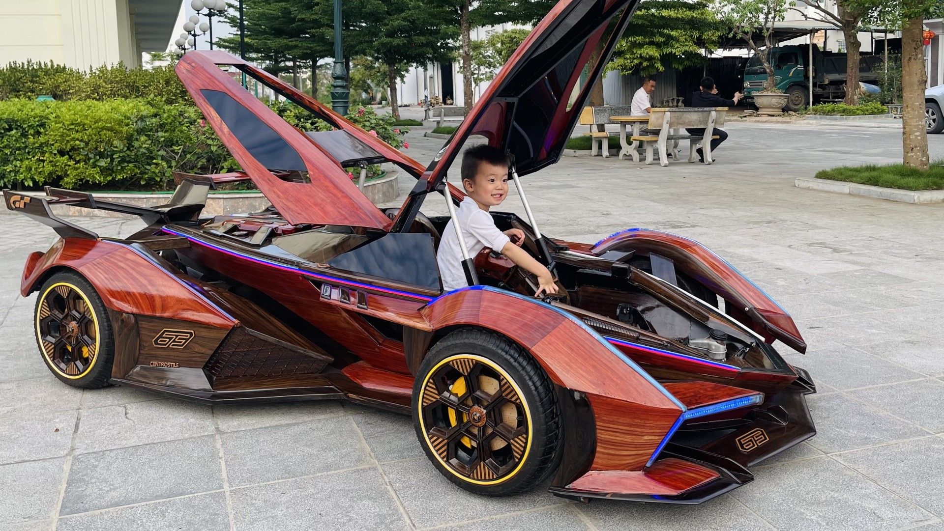 ND Woodart mang dàn xe gỗ 'có một không hai' đến Fun Wheels Festival Hạ Long 2025