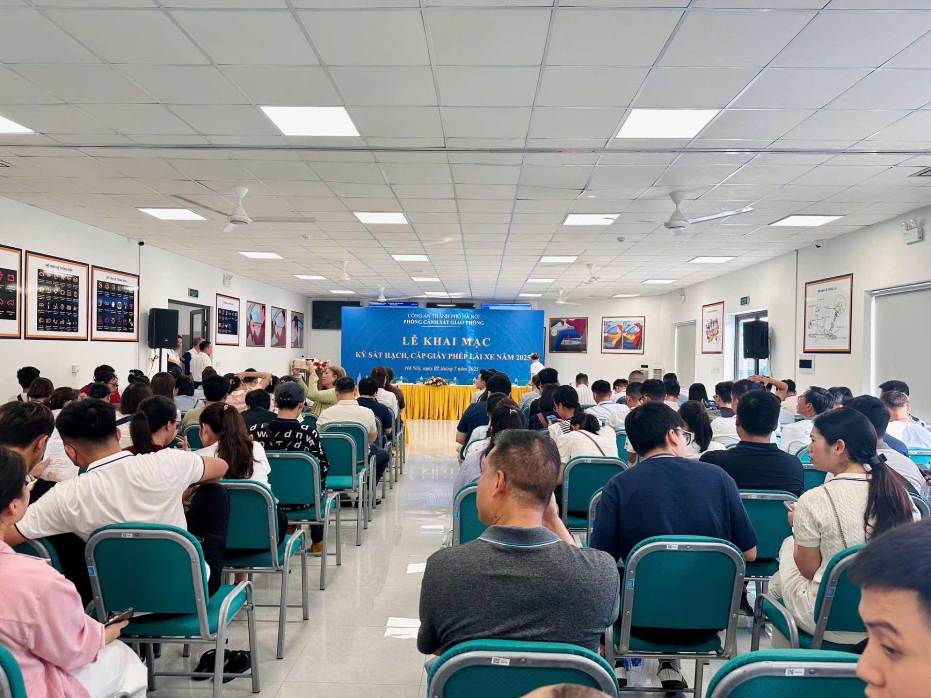 Hình ảnh buổi đầu tổ chức trở lại kỳ thi sát hạch và cấp bằng lái xe hạng B tại Sài Đồng, Long Biên