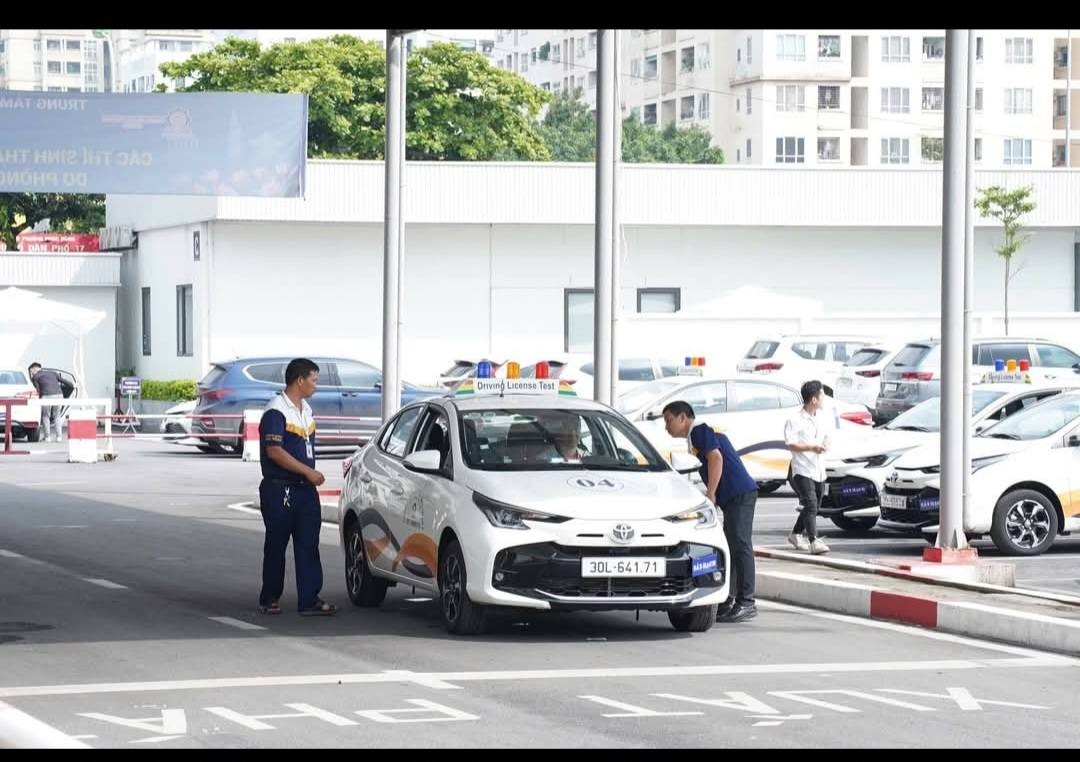 Hình ảnh buổi đầu tổ chức trở lại kỳ thi sát hạch và cấp bằng lái xe hạng B tại Sài Đồng, Long Biên