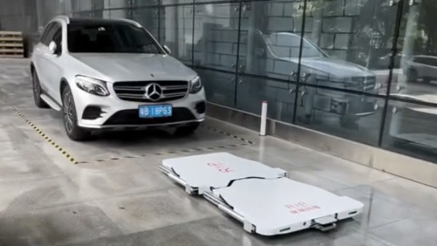 Clip robot tự động đánh xe vào showroom tại Trung Quốc gây sốt