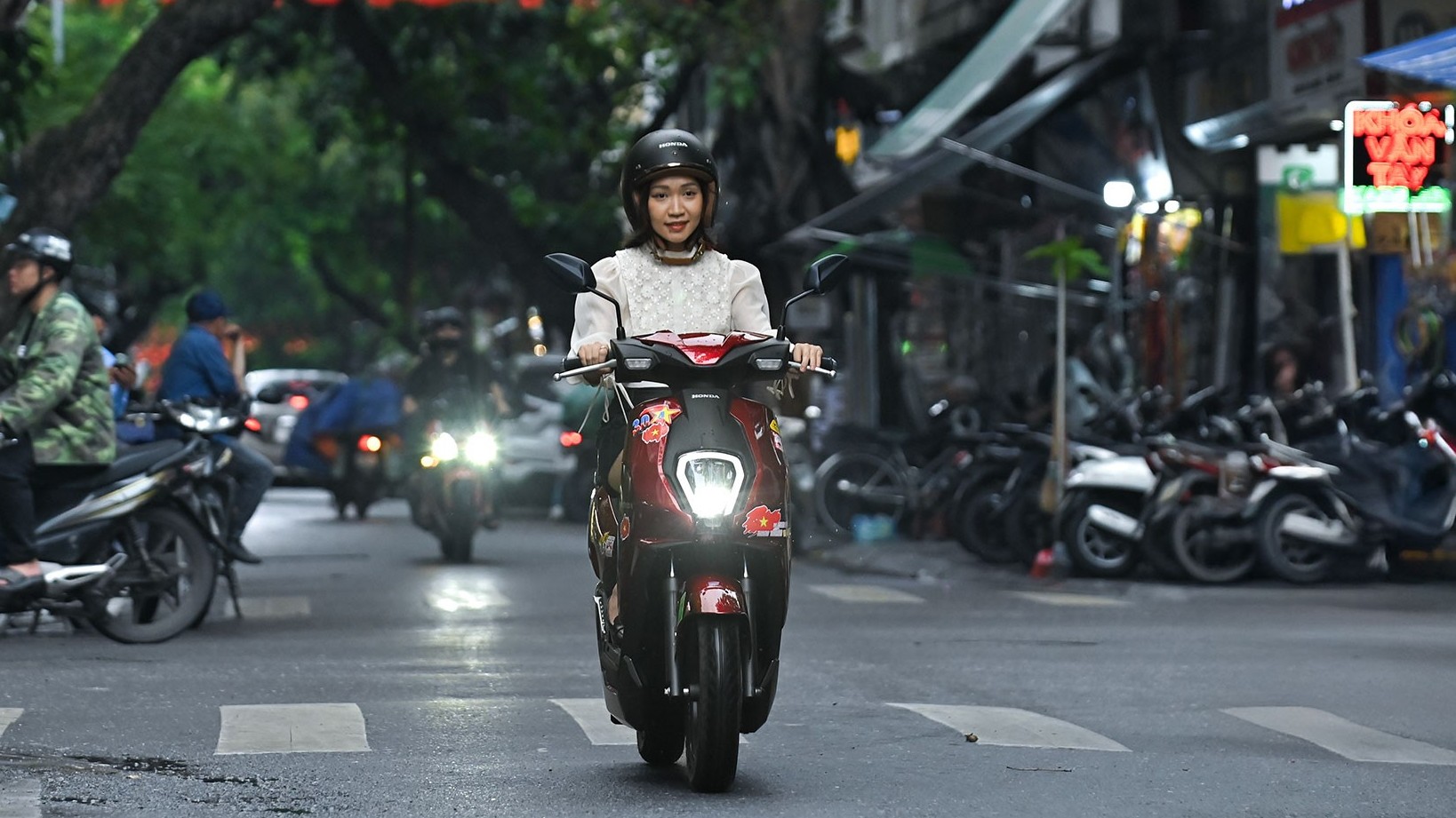 Honda ICON e:, chiếc xe máy điện lý tưởng cho học sinh và hội chị em văn phòng