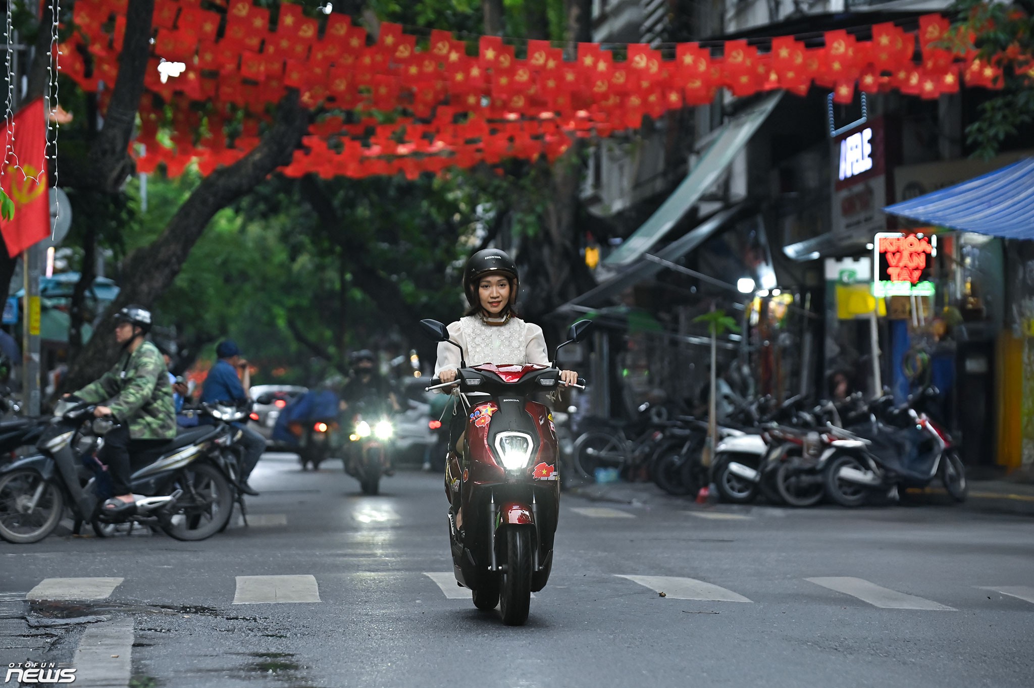 Hướng tới học sinh nhưng ICON e: ghi điểm với cả đối tượng nữ nhân viên văn phòng.