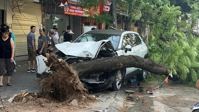Vụ ô tô tông liên hoàn ở Hà Nội: 1 nạn nhân đã tử vong