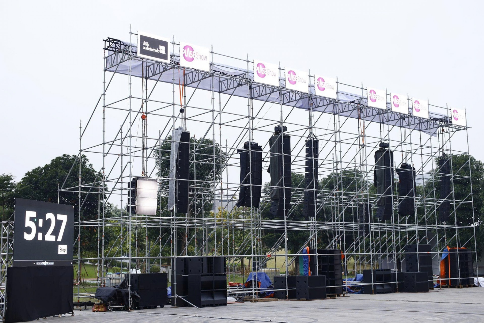 Trình diễn âm thanh tiền tỷ và hệ thống line array 