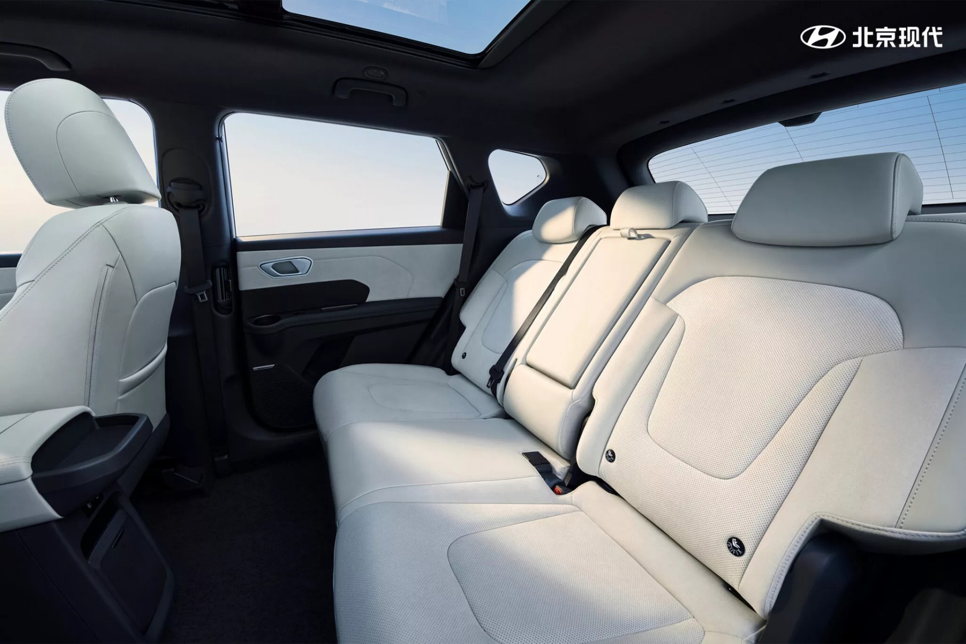 SUV điện Hyundai Elexio hé lộ hình ảnh ngoại thất và nội thất, gồm màn hình lớn 27 inch