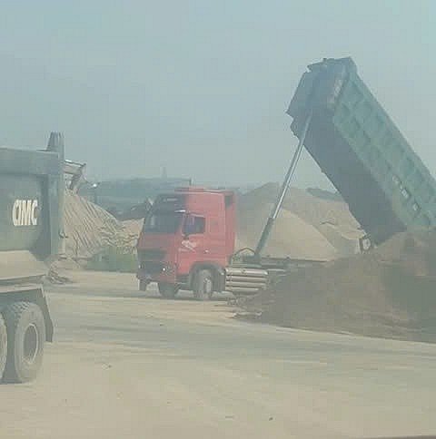 Thiếu kinh nghiệm đổ cát, tài xế làm gãy ben thuỷ lực, đổ xe ben