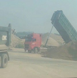 Thiếu kinh nghiệm đổ cát, tài xế làm gãy ben thuỷ lực, đổ xe ben