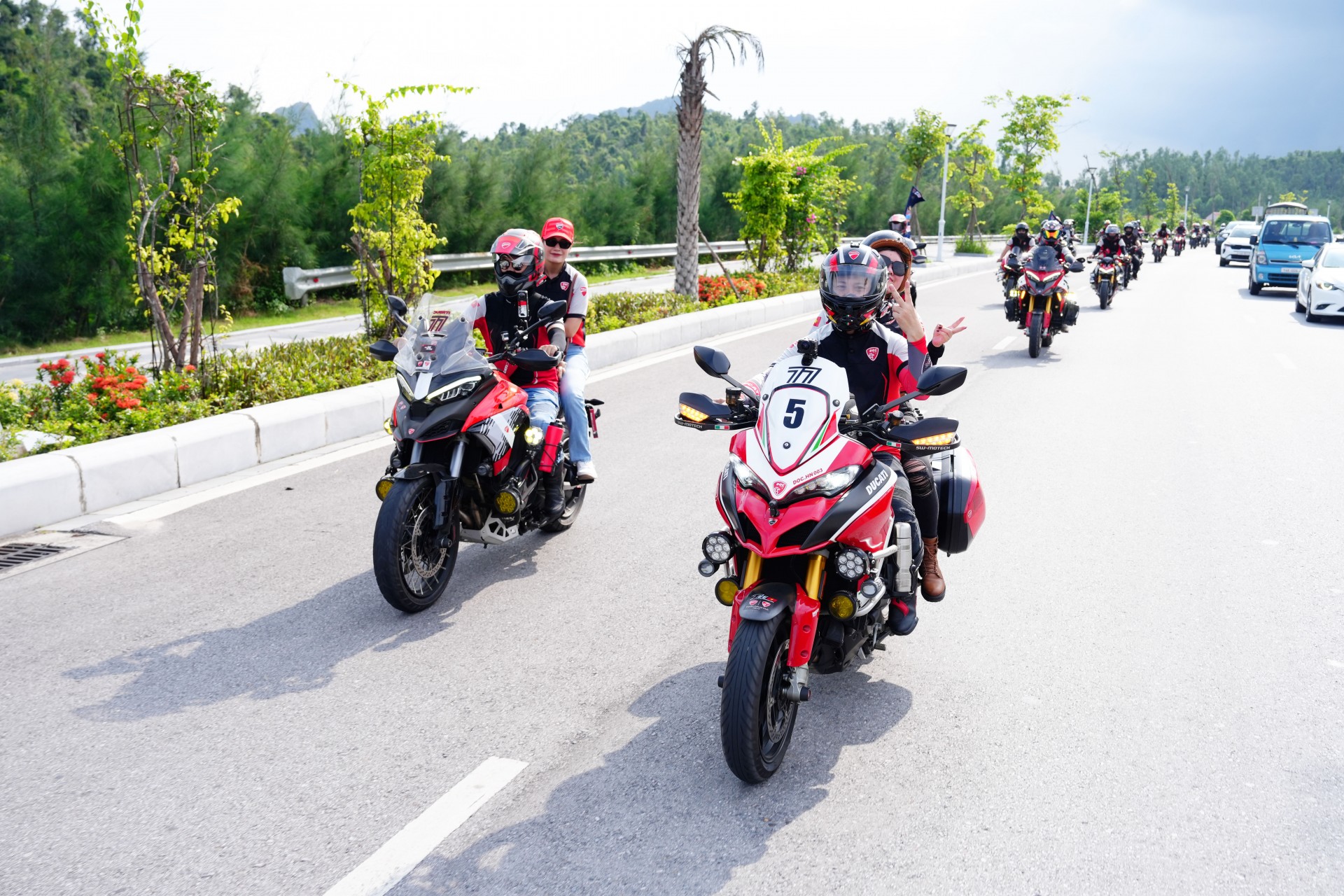 Đoàn diễu hành mô tô phân khối lớn đổ bộ Lễ hội Xe - Fun Wheels Festival Hạ Long 2025