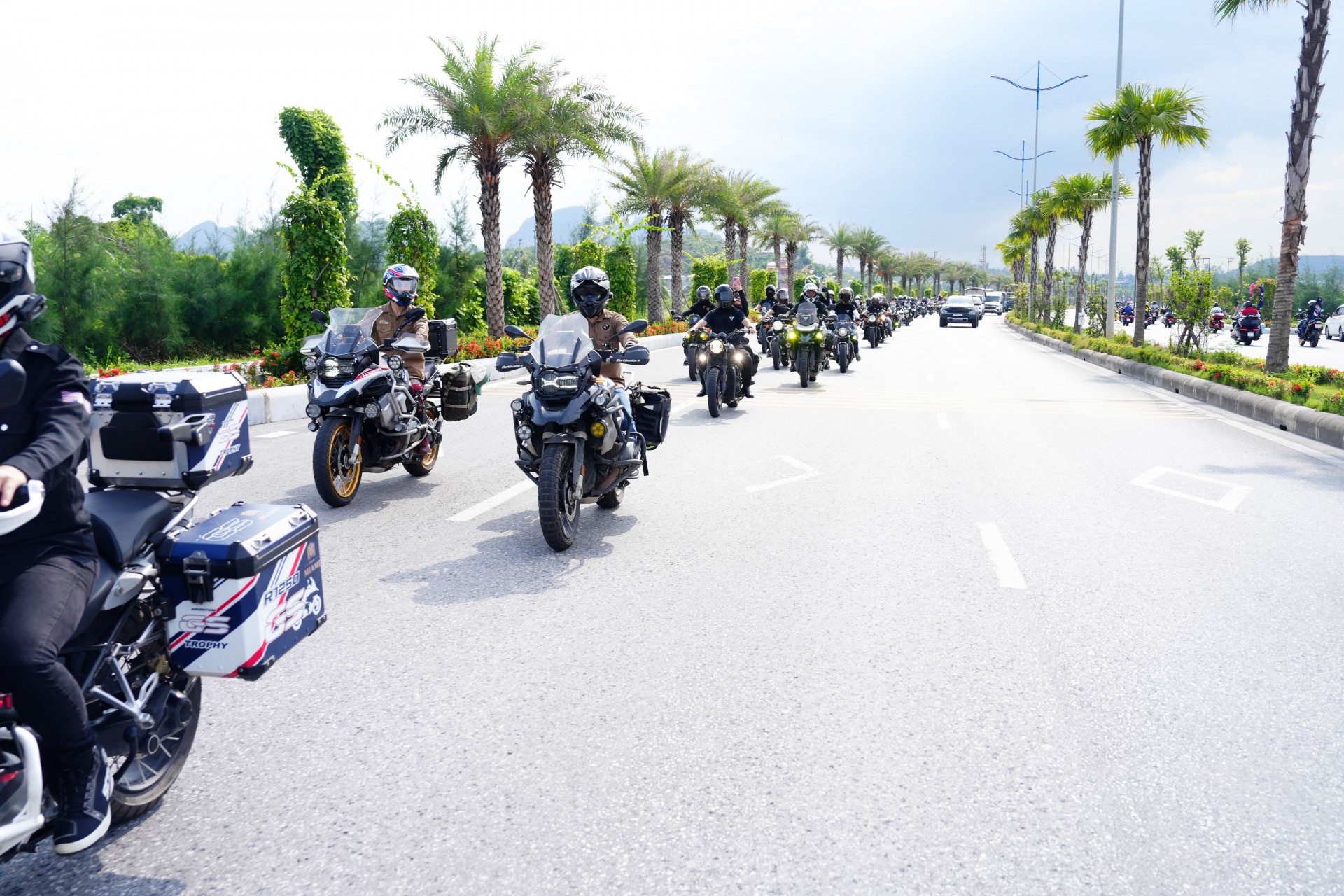 Đoàn diễu hành mô tô phân khối lớn đổ bộ Lễ hội Xe - Fun Wheels Festival Hạ Long 2025