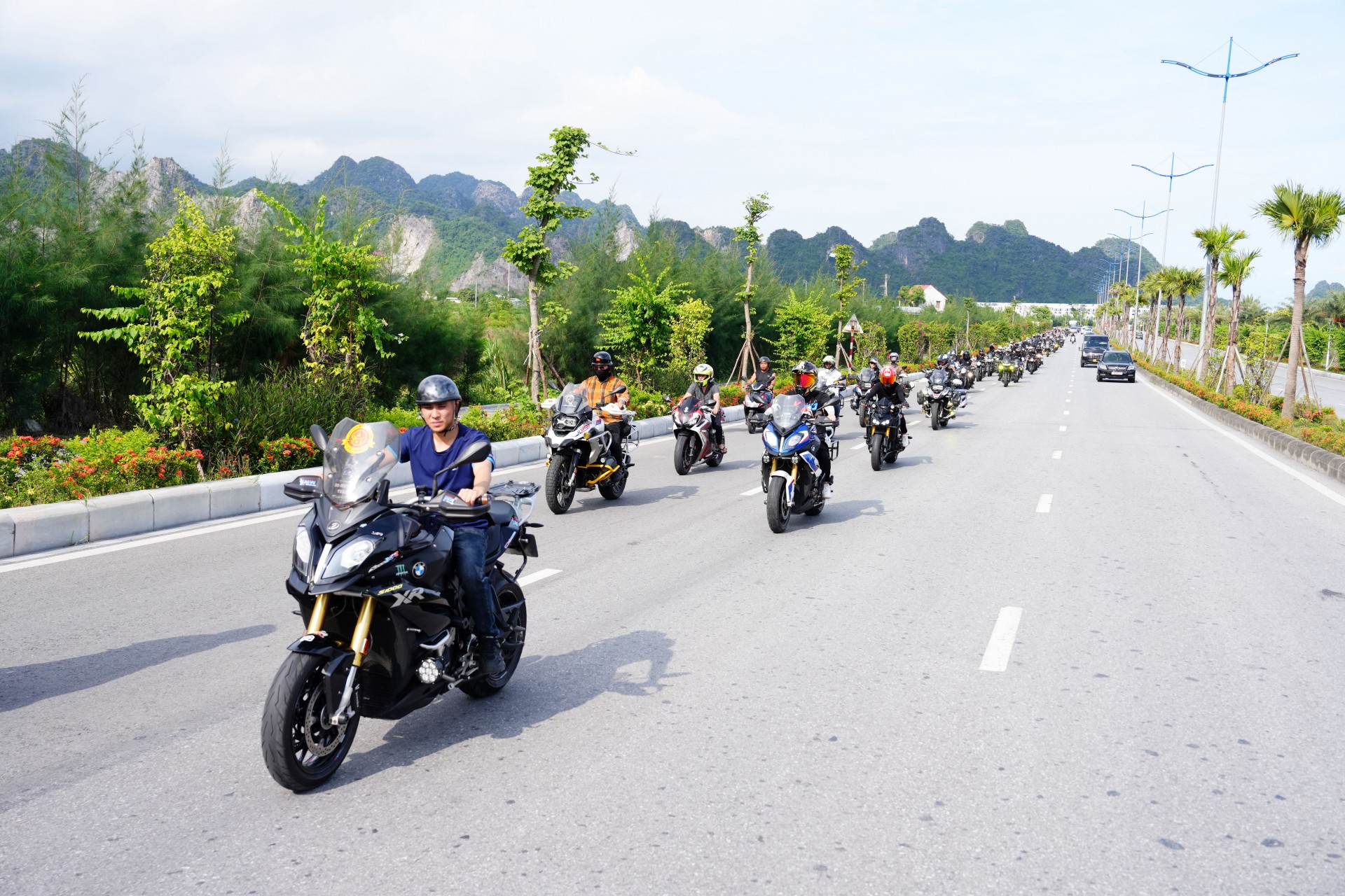 Diễu hành mô tô phân khối lớn ở FWF Đoàn diễu hành mô tô phân khối lớn đổ bộ Lễ hội Xe - Fun Wheels Festival Hạ Long 2025