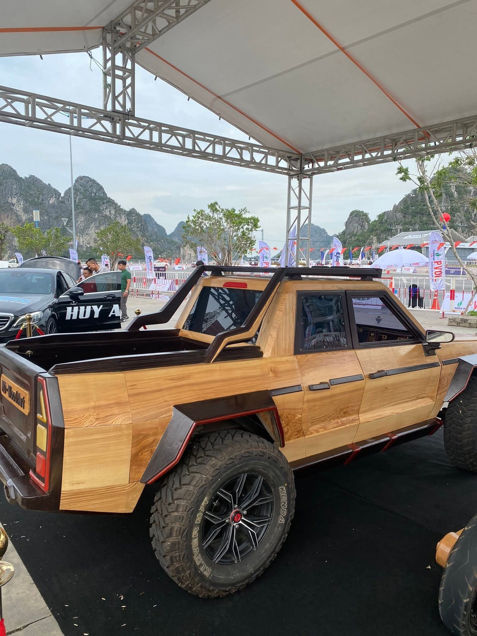 Bán tải gỗ hút khách tại gian trưng bày trong Lễ hội Xe - Fun Wheels Festival Hạ Long 2025 Bán tải gỗ hút khách tại gian trưng bày trong Lễ hội Xe - Fun Wheels Festival Hạ Long 2025