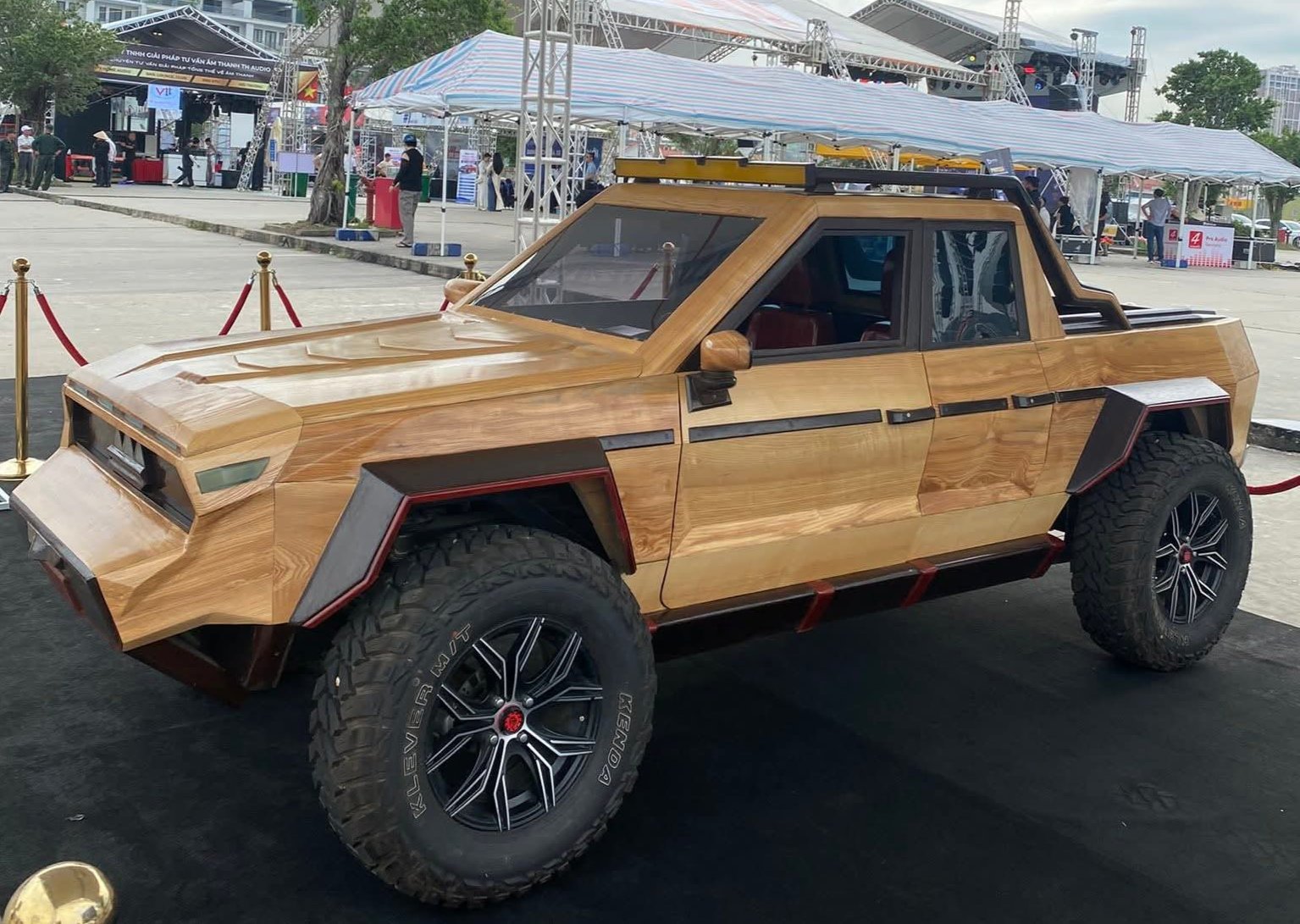 Bán tải gỗ hút khách tại gian trưng bày trong Lễ hội Xe - Fun Wheels Festival Hạ Long 2025 Bán tải gỗ hút khách tại gian trưng bày trong Lễ hội Xe - Fun Wheels Festival Hạ Long 2025