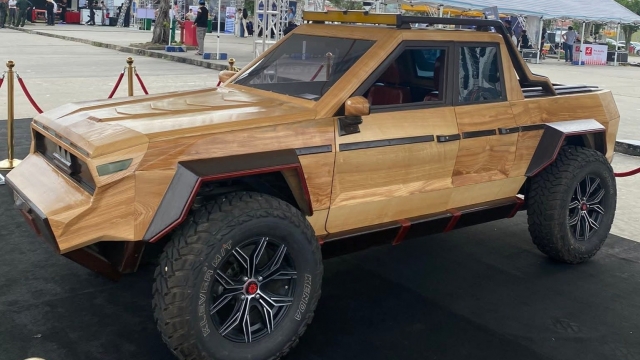 Bán tải gỗ hút khách tại gian trưng bày trong Lễ hội Xe - Fun Wheels Festival Hạ Long 2025