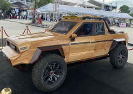 Bán tải gỗ hút khách tại gian trưng bày trong Lễ hội Xe - Fun Wheels Festival Hạ Long 2025