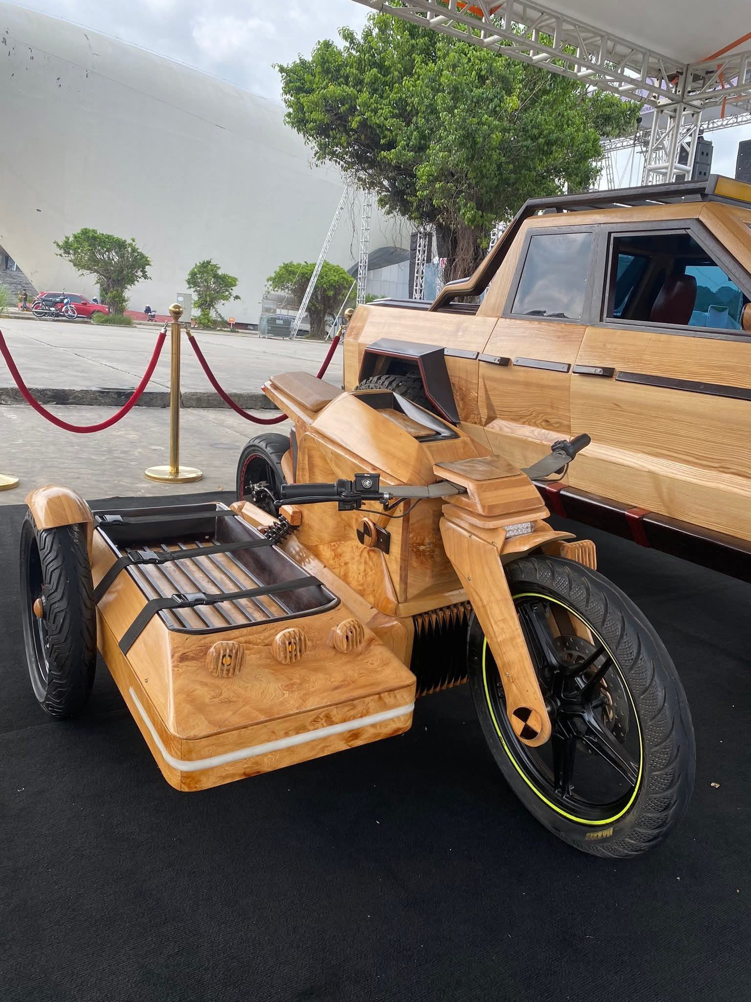 Bán tải gỗ hút khách tại gian trưng bày trong Lễ hội Xe - Fun Wheels Festival Hạ Long 2025