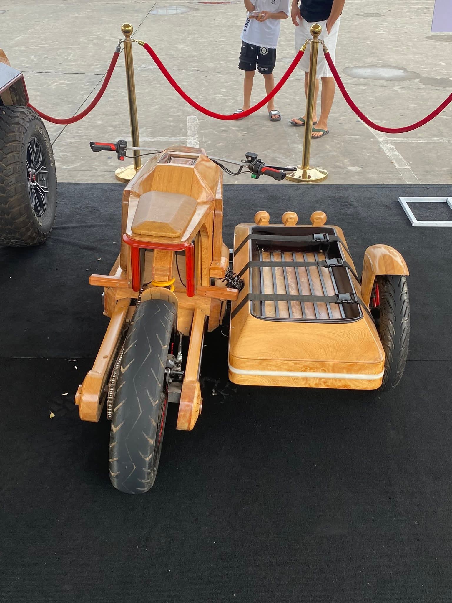 Bán tải gỗ hút khách tại gian trưng bày trong Lễ hội Xe - Fun Wheels Festival Hạ Long 2025