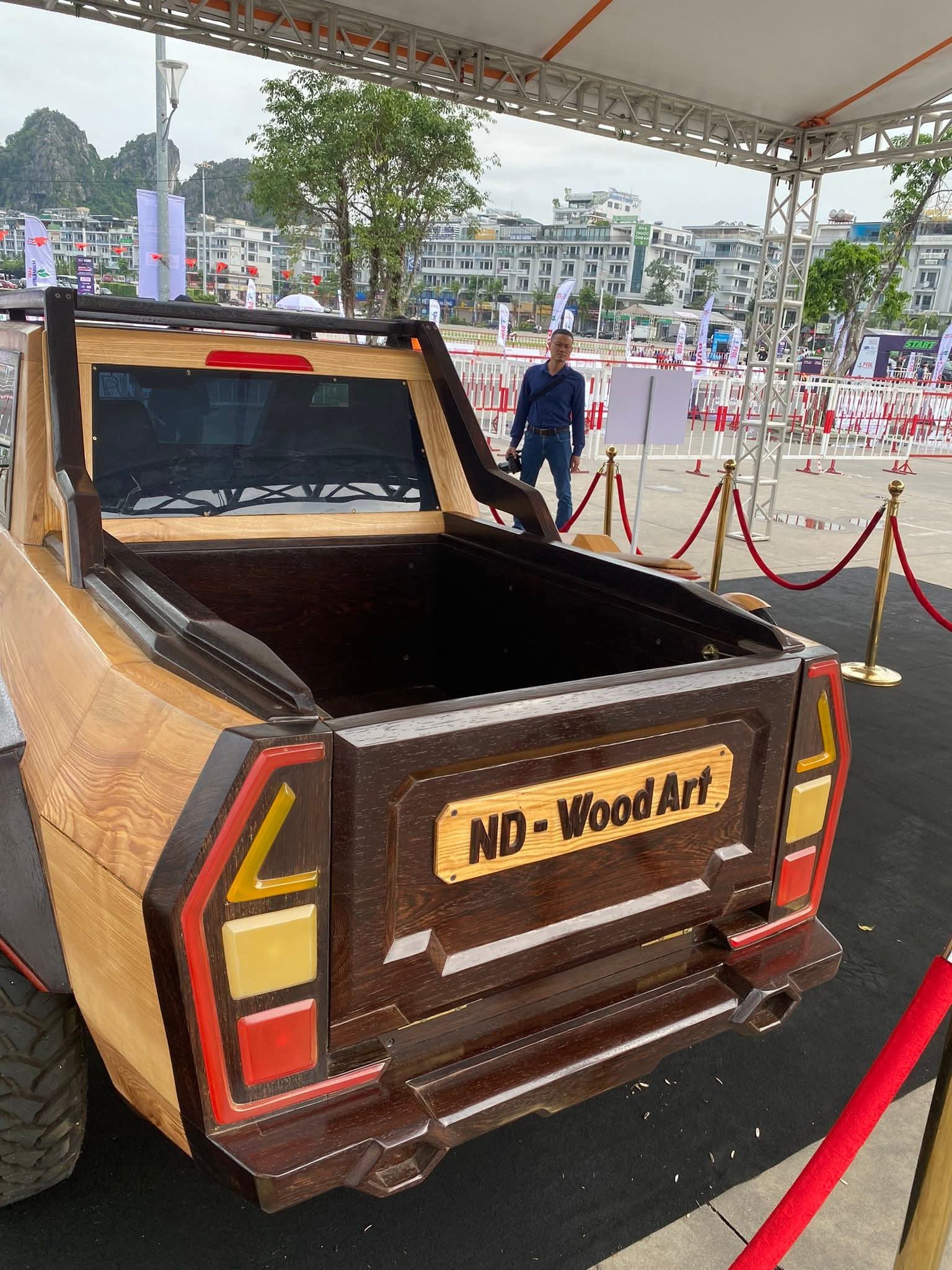 Bán tải gỗ hút khách tại gian trưng bày trong Lễ hội Xe - Fun Wheels Festival Hạ Long 2025