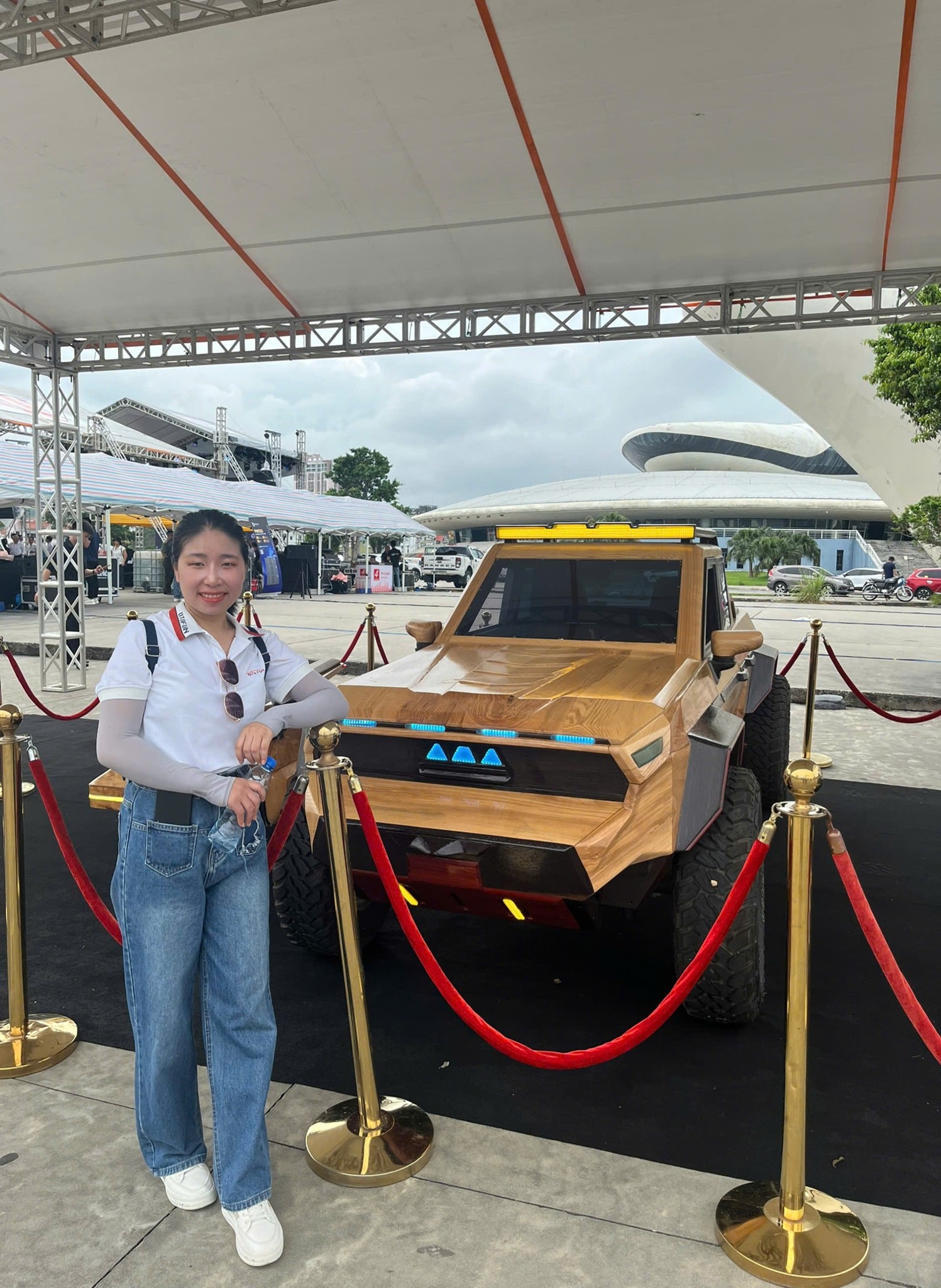 Bán tải gỗ hút khách tại gian trưng bày trong Lễ hội Xe - Fun Wheels Festival Hạ Long 2025