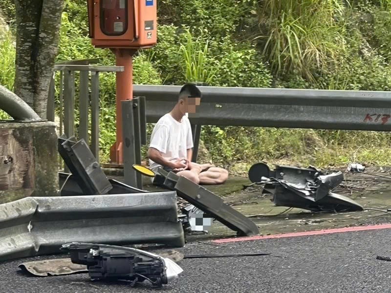 Tài xế ngồi thiền bên đường sau khi thoát chết