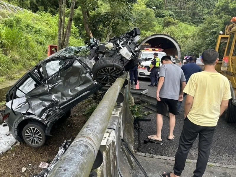 Tài xế ngồi thiền bên đường sau khi thoát chết