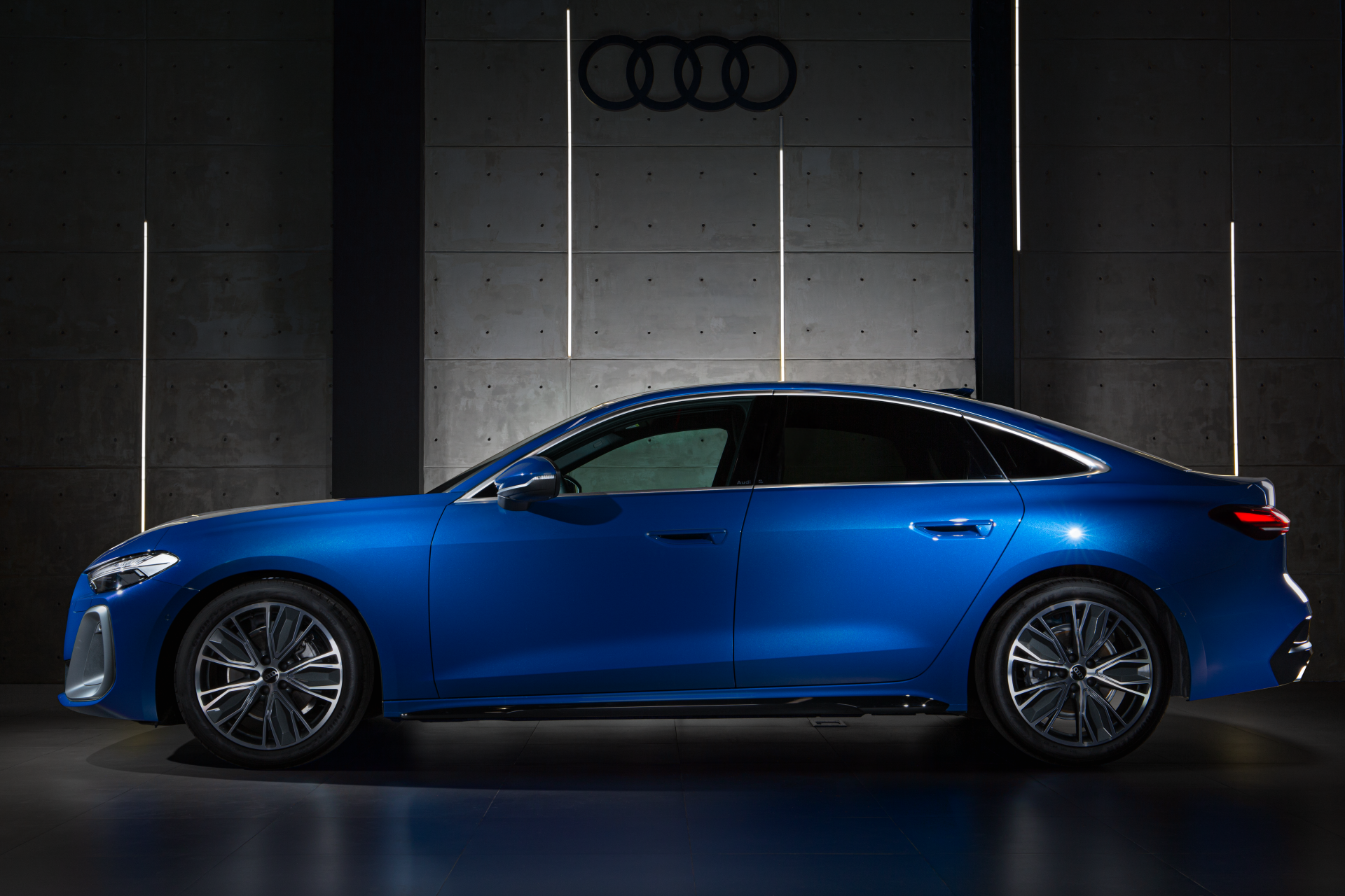 Audi A5 thế hệ mới và SUV điện Audi Q6 e-tron ra mắt thị trường Việt Nam