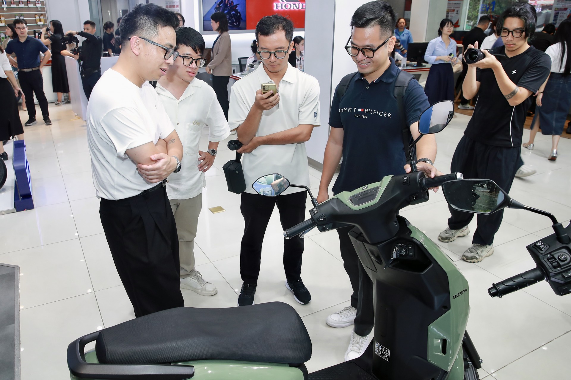 Bắt đầu cho khách hàng thuê xe máy điện Honda CUV e: