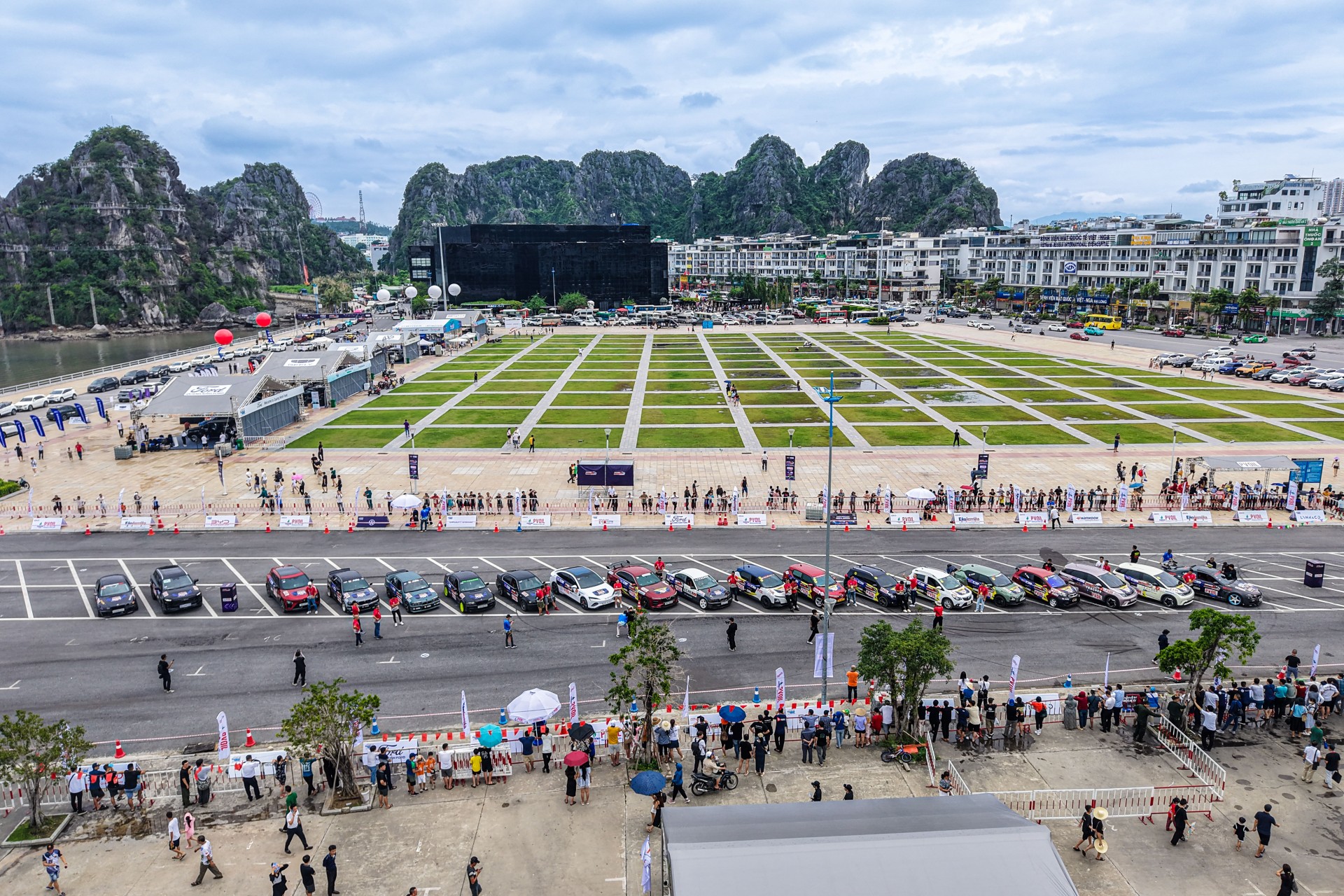 Diễu hành ô tô vinh danh các VĐV tham dự PVOIL VGC Miền Bắc 2025