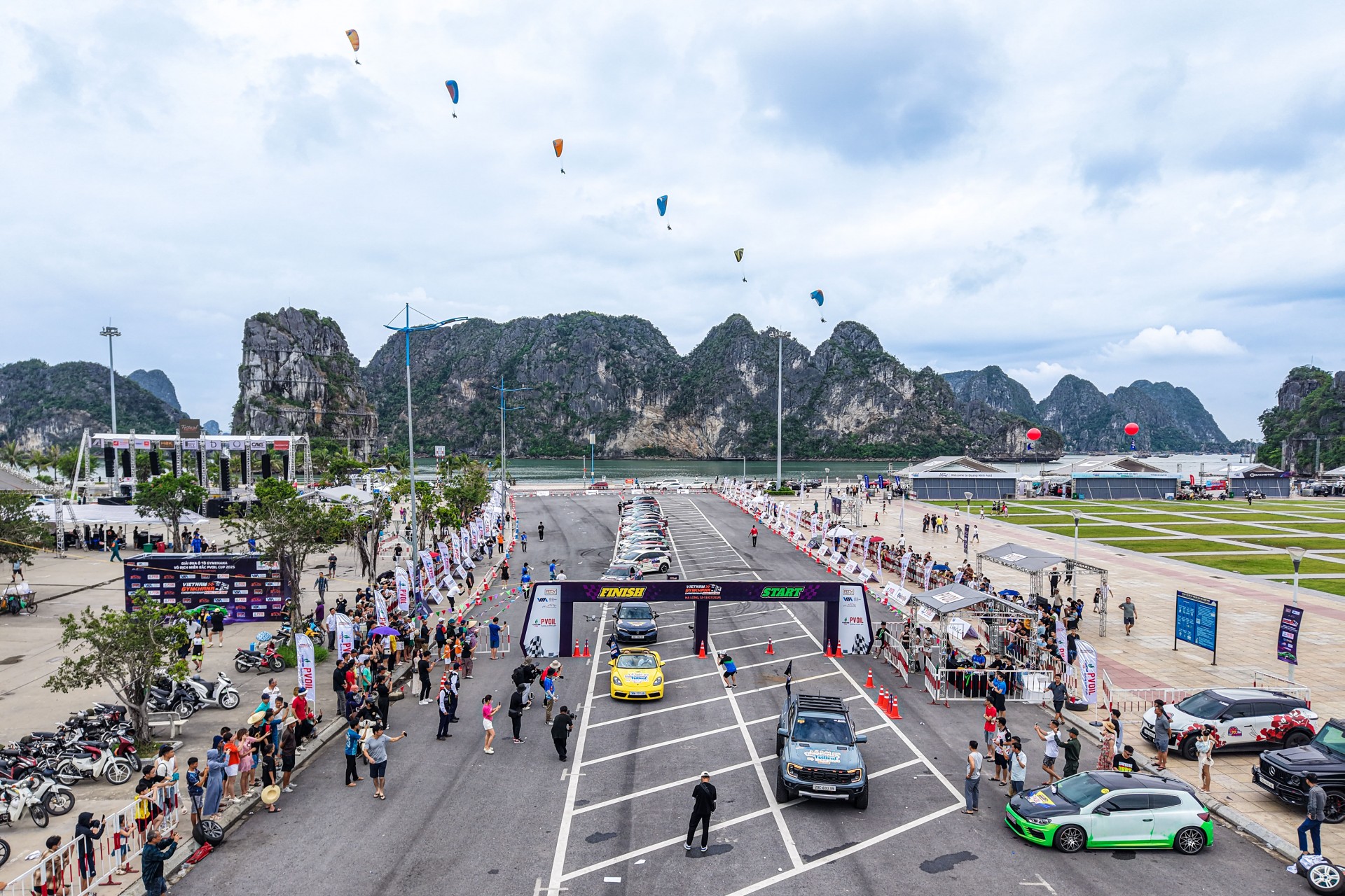 Diễu hành ô tô vinh danh các VĐV tham dự PVOIL VGC Miền Bắc 2025