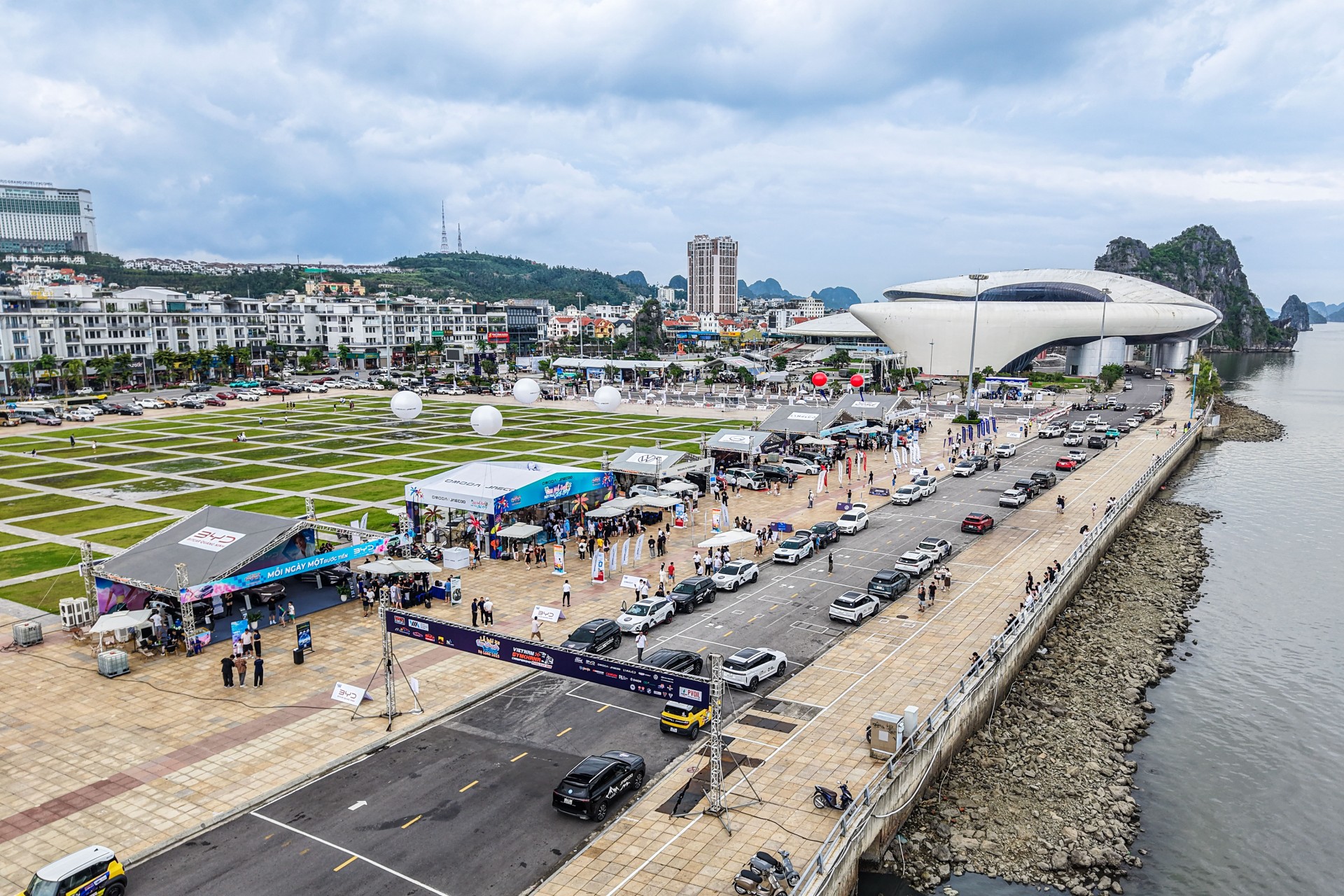 Diễu hành ô tô vinh danh các VĐV tham dự PVOIL VGC Miền Bắc 2025 Diễu hành ô tô vinh danh các VĐV tham dự PVOIL VGC Miền Bắc 2025