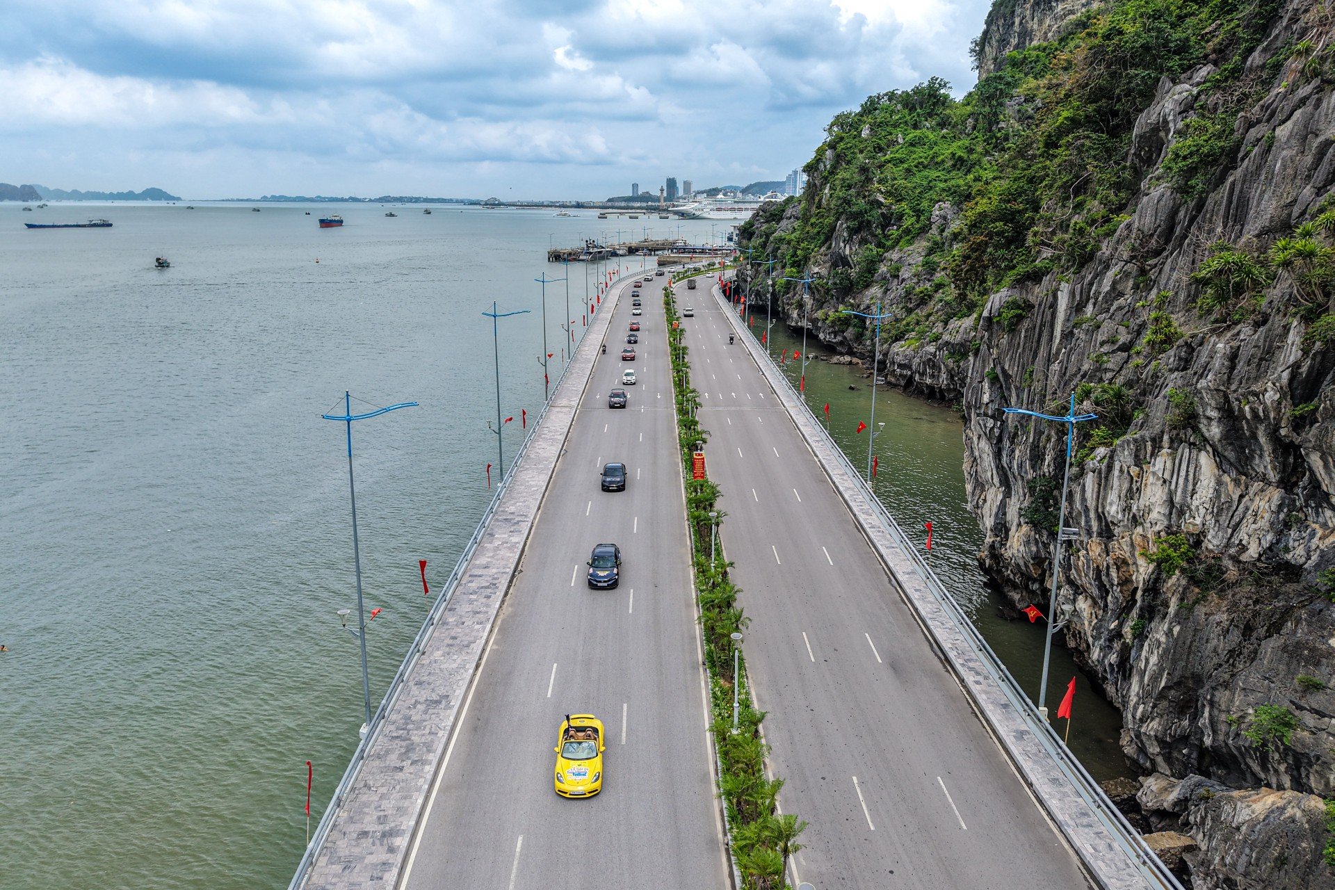 Diễu hành ô tô vinh danh các VĐV tham dự PVOIL VGC Miền Bắc 2025
