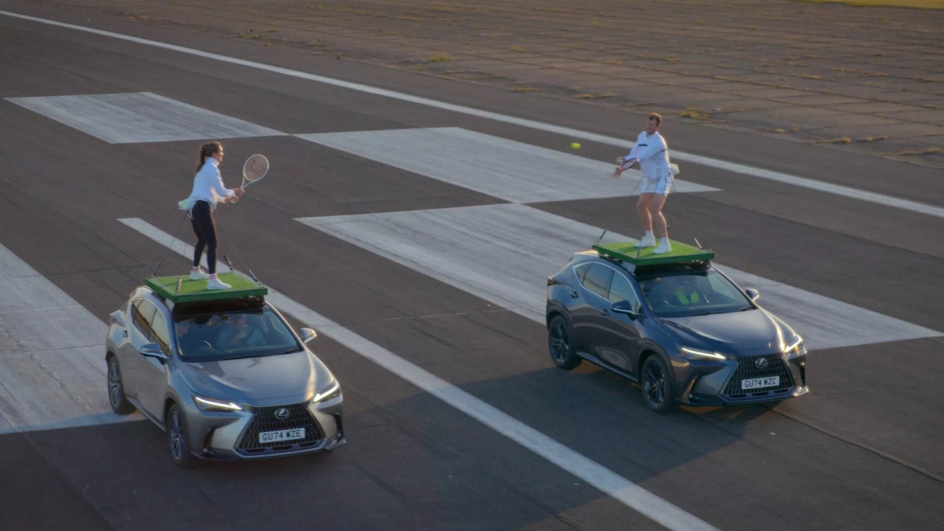 Lập Kỷ lục Guinness thế giới bằng cách chơi tennis trên nóc xe Lexus đang chạy