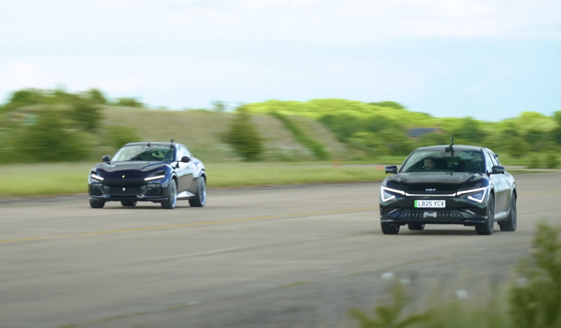 Xe điện bây giờ nhanh đến mức Kia EV6 GT đánh bại Ferrari Purosangue trong cuộc đua drag