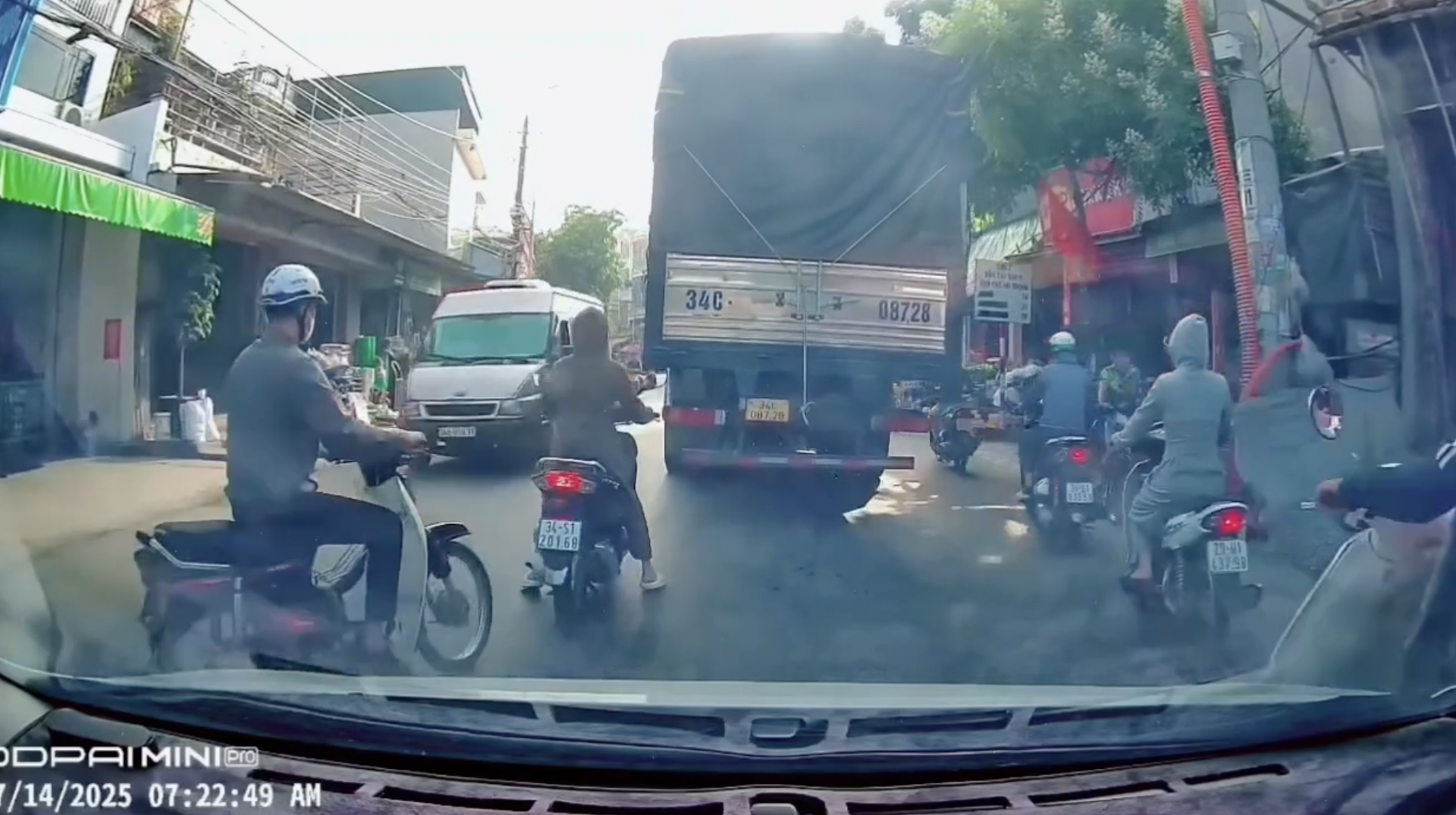 Lấn làn ngược chiều gặp xe máy đi ẩu tông, nữ tài xế bị xe tải cán qua người