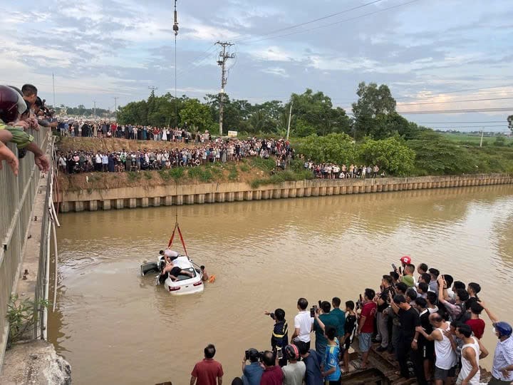 Vụ ô tô lao xuống sông khiến 3 người chết: Lời kể của người ngồi trong ô tô thoát nạn