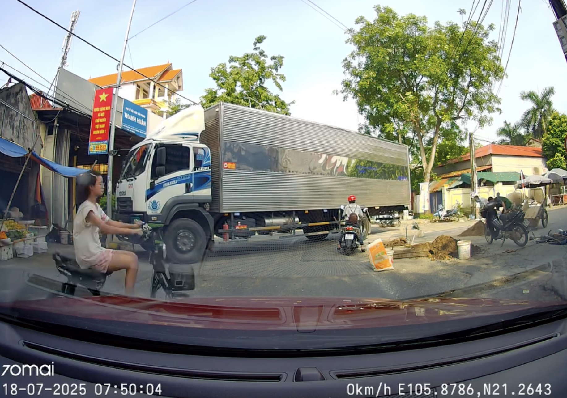 Xe máy 'gan lì' không chịu nhường, ô tô tải xoay sở khó khăn ở khúc cua hẹp Xe máy 'gan lì' không chịu nhường, ô tô tải xoay sở khó khăn ở khúc cua hẹp