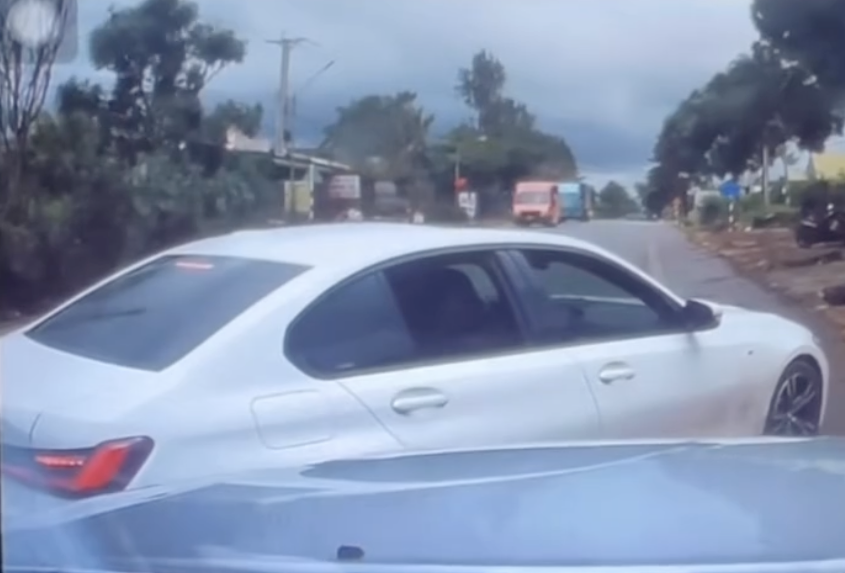 Nữ tài xế chặn đầu xe cùng chiều vì không cho vượt Nữ tài xế chặn đầu xe cùng chiều vì không cho vượt