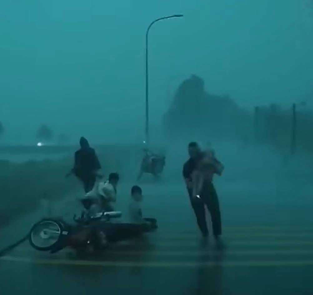 Danh tính tài xế giúp người phụ nữ cùng 5 đứa trẻ bị quật ngã giữa cơn dông chiều 19/7 Danh tính tài xế giúp người phụ nữ cùng 5 đứa trẻ bị quật ngã giữa cơn dông chiều 19/7