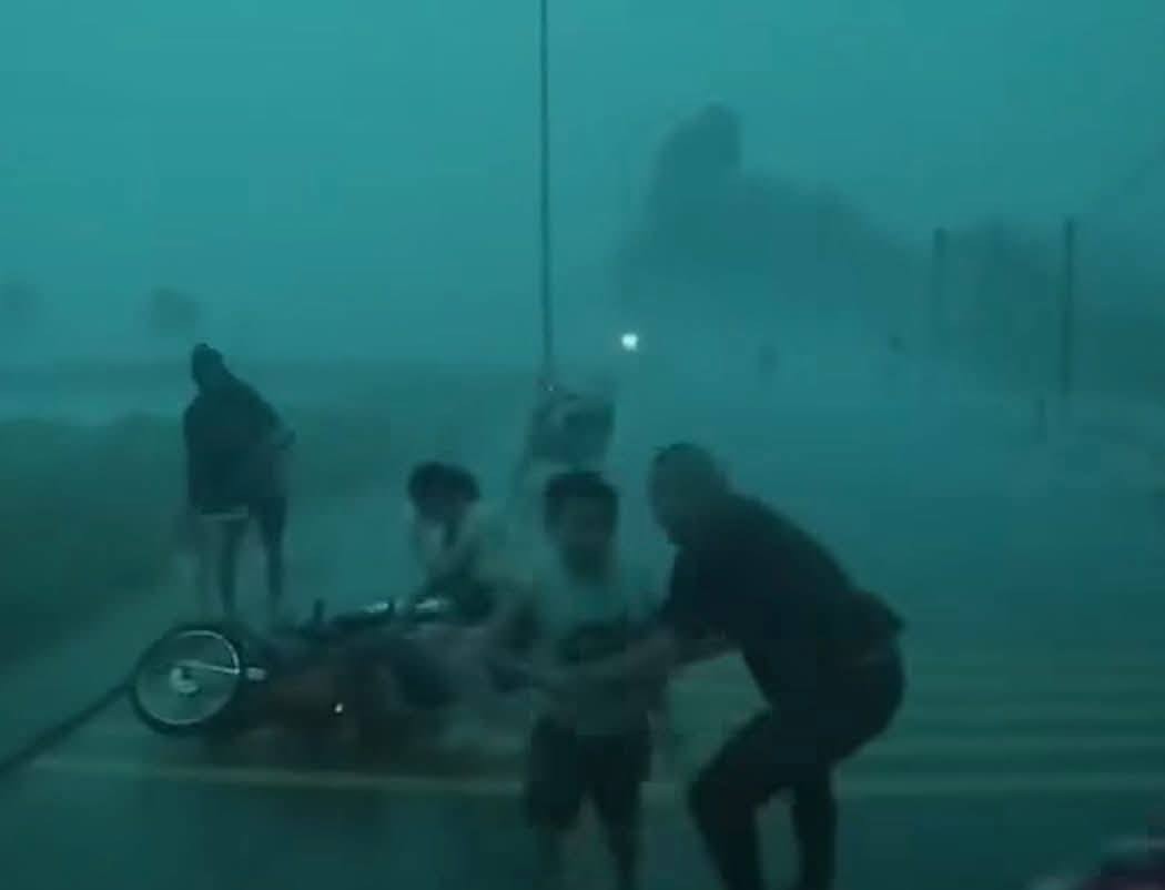 Danh tính tài xế giúp người phụ nữ cùng 5 đứa trẻ bị quật ngã giữa cơn dông chiều 19/7 Danh tính tài xế giúp người phụ nữ cùng 5 đứa trẻ bị quật ngã giữa cơn dông chiều 19/7