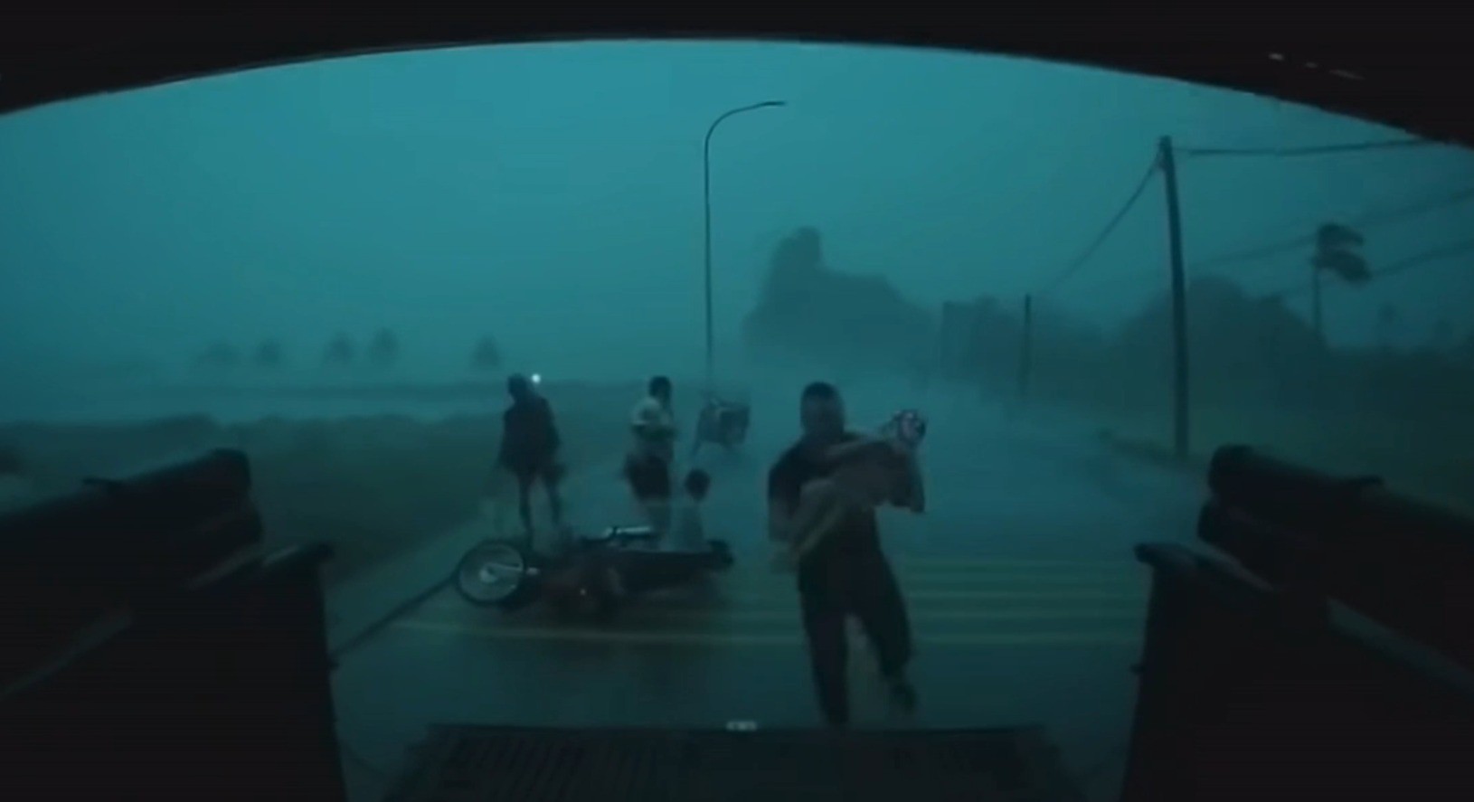 Danh tính tài xế giúp người phụ nữ cùng 5 đứa trẻ bị quật ngã giữa cơn dông chiều 19/7 Danh tính tài xế giúp người phụ nữ cùng 5 đứa trẻ bị quật ngã giữa cơn dông chiều 19/7